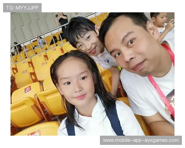 世界冠军晒娃照甜翻粉丝：冠军不仅在赛场上闪耀，更在家庭中温暖无限