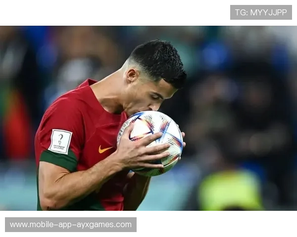 C罗交叉跑动释放中路空间:足球战术革新的关键 C罗交叉跑动释放中路空间:足球战术革新的关键